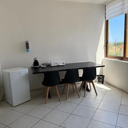 לינה וארוחת בוקר Dekag House 4*