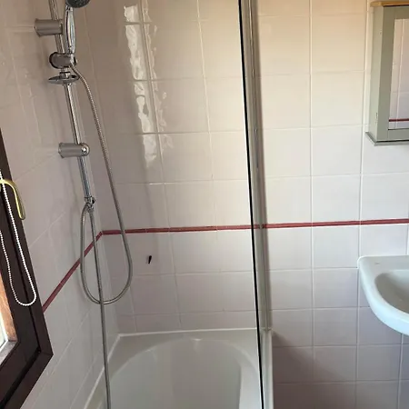 לינה וארוחת בוקר Dekag House